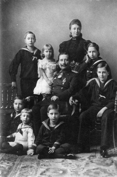 August Wilhelm miał pięciu braci i siostrę, z którymi dorastał w Sanssouci.