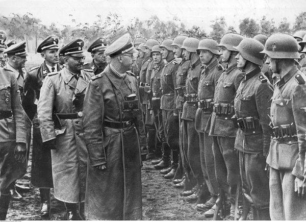 Heinrich Himmler w towarzystwie niemieckich oficerów przed oddziałem 14. Dywizji Grenadierów Waffen SS „Galizien”. Wśród funkcjonariuszy widoczny Otto Wächter