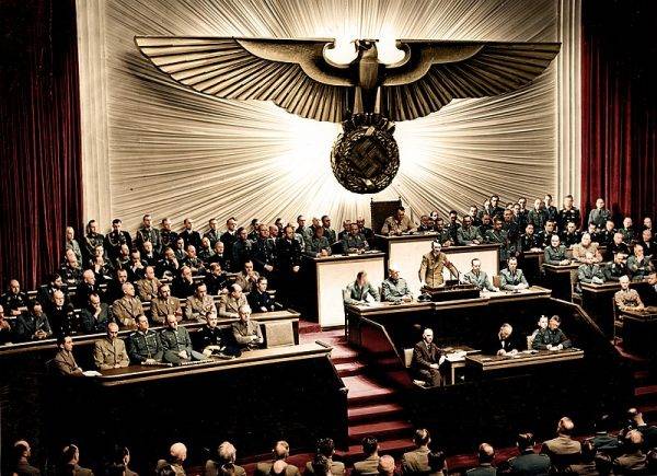 Znany nam dzisiaj wizerunek Hitlera został w dużym stopniu wykreowany i poddany kontroli przez niego samego, z pomocą Hoffmanna