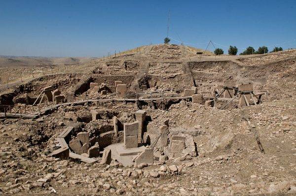 Idol szygirski kojarzył się naukowcom z kamiennymi rzeźbami znalezionymi na stanowisku archeologicznym Göbekli Tepe w Turcji.