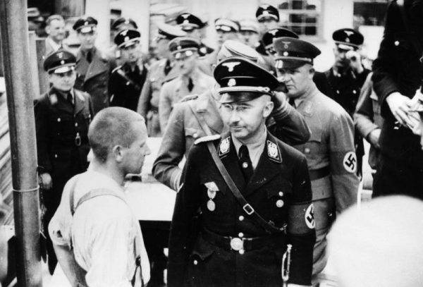 Pierwsze kroki w stronę negocjacji pokojowych z aliantami Heinrich Himmler, Reichsführer-SS i prawa ręka Hitlera, podjął już na początku 1945 roku.