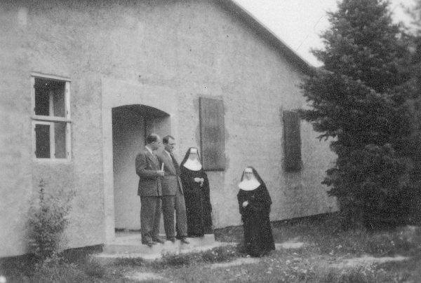 W klasztorze Urszulanek Unii Rzymskiej w Pokrzywnie Niemcy utworzyli Centralny Instytut Badań nad Rakiem. Stanowił on przykrywkę dla laboratorium, w którym chcieli stworzyć broń biologiczną