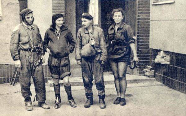 Nocą z 19 na 20 września około 260 powstańców „Radosława” zeszło do kanałów (na zdj. Przewodnicy kanałowi po wyjściu z włazu przy ul. Malczewskiego 6 na Mokotowie).