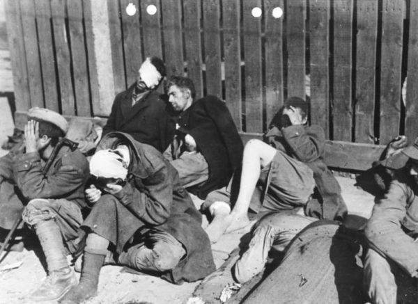 Żołnierze AK i 1. Armii WP wzięci do niewoli na Czerniakowie