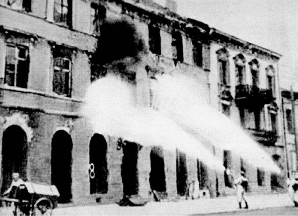 Niemieckie Brandkommando podpalające warszawską kamienicę na ulicy Leszno