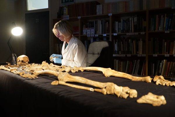 Dzięki nowoczesnym technikom badania szczątków i DNA dziś można bardzo dokładnie odpowiedzieć na pytanie, kim byli i skąd pochodzili ludzie pochowani na pradawnych cmentarzyskach