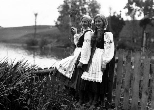 Dziewczęta z Kartuz w strojach regionalnych