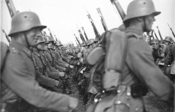 Niemcy się nie rozbroiły, nie miały zamiaru się rozbroić, i przez siedem lat robiły wszystko, co w ich mocy, by zwieść i podporządkować sobie Komisję wyznaczoną do nadzorowania ich rozbrojenia.