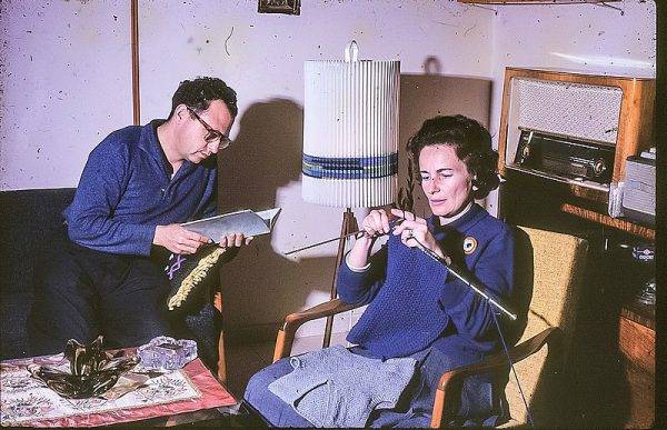 Na początku kobiety w tajnych służbach Izraela mogły być najwyżej sekretarkami lub tzw. bat-le-waja, partnerkami funkcjonariuszy, grającymi podczas misji rolę żony lub dziewczyny