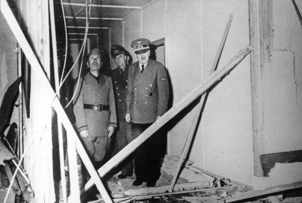 20 lipca 1944 roku Hitler przeżył zamach na swoje życie dokonany przez pułkownika Clausa von Stauffenberga.