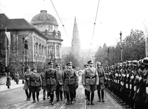 Wilhelm Koppe i Arthur Greiser przed kompanią honorową Wehrmachtu (Poznań, listopad 1939)