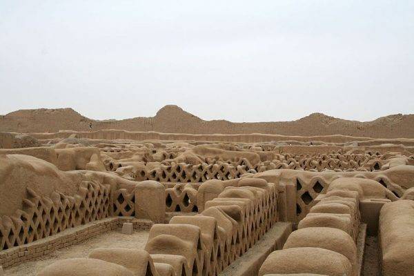 Stolicą kraju było miasto Chan Chan, uważane za największą metropolię przedkolumbijskiej Ameryki Południowej.