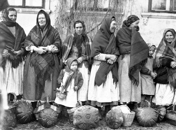 Jeżeli coś (np. bochenek chleba) nie mieściło się do koszyczka, układano to obok (na zdj. wiejskie kobiety przed dworem czekają na poświęcenie pokarmów).