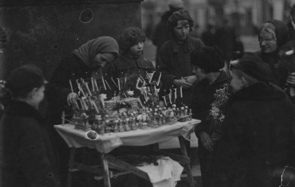 Sprzedaż baranków wielkanocnych przed kościołem św. Aleksandra w Warszawie.