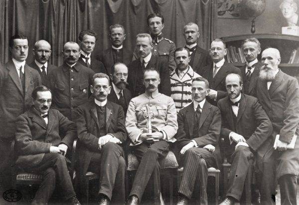 Rząd Moraczewskiego w dniu 16 stycznia 1919 roku podał się do dymisji.