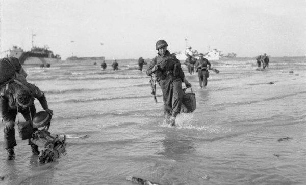 Brytyjscy żołnierze desantujący się na plaży „Sword”.