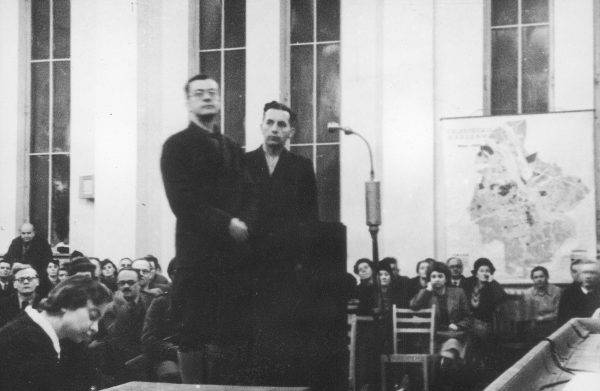 Erich von dem Bach nie stanął przed sądem za zbrodnie na Polakach. Występował za to jako świadek w wielu procesach nazistowskich zbrodniarzy (na zdj. zeznaje w procesie Ludwiga Fischera, szefa tzw. dystryktu warszawskiego).