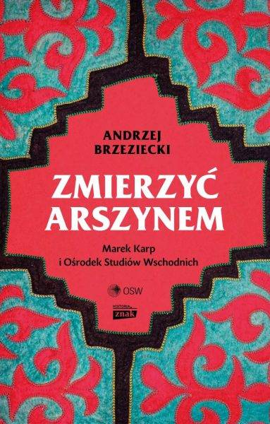 Andrzej Brzeziecki opisał dzieje OSW w książce „Zmierzyć arszynem. Marek Karp i Ośrodek Studiów Wschodnich” (Znak Horyzont, 2024). To pełna ciekawych szczegółów, nie pozbawiona dramatyzmu, ale też odrobiny humoru opowieść o jednej z najbardziej niezwykłych i ważnych instytucji w Polsce, kształtującej naszą wschodnią politykę.