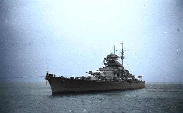 Pancernik Bismarck w 1940 roku.