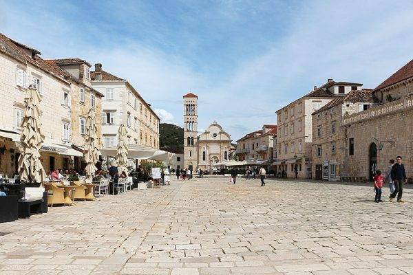 Rynek w Hvarze. W głębi katedra św. Stefana.