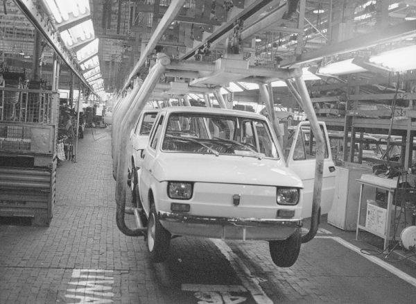 Fiat 126p na linii produkcyjnej.