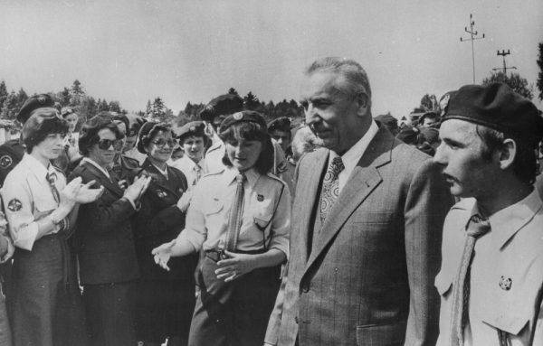 Edward Gierek wśród harcerzy uczestniczących w operacji Bieszczady '40.