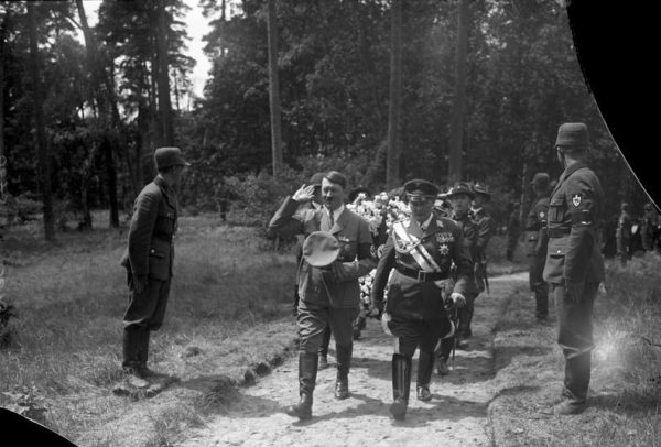 Hitler i Göring podczas przeniesienia ciała Carin do Carinhall.