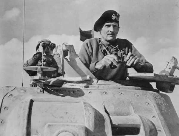 Montgomery przyglądający się postępom wojsk alianckich podczas II bitwy pod El Alamein.