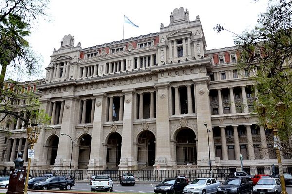 Dziesiątki skrzyń z tajnymi aktami nazistowskimi odkryto w piwnicach argentyńskiego Sądu Najwyższego (na zdj.).