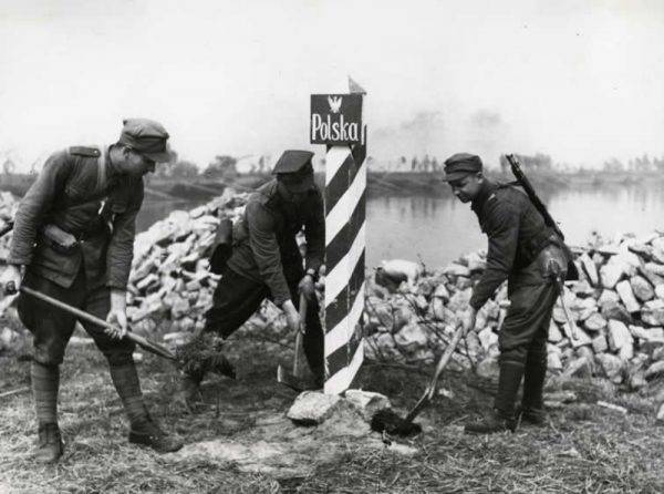 Wbijanie słupów granicznych nad Odrą przez żołnierzy 1 Armii WP, rok 1945.