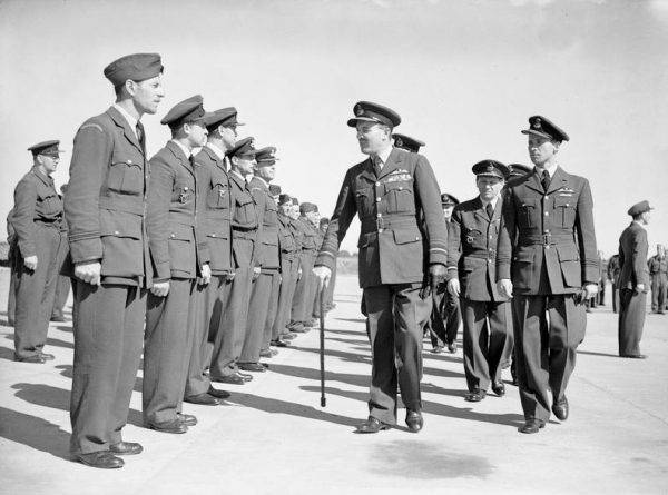 Głównodowodzący RAF-em na Morzu Śródziemnym i Bliskim Wschodzie marszałek John Slessor uważał, że pomoc polskim powstańcom jest misją beznadziejną.