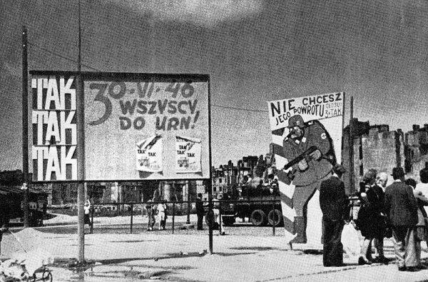 Do uczestnictwa w wyborach „zachęcał” Polaków – tak jak rok wcześniej przed referendum – aparat represji (na zdj. tablice agitacyjne przed referendum w Warszawie).