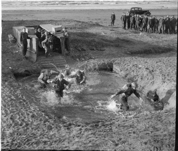 W lutym 1942 roku otwarty został jeden ośrodek treningowy w szkockim zamku w Achnacarry, sto kilometrów od Inverness. Od tej pory wszyscy komandosi, niezależnie od jednostki, w której służyli, musieli odbyć tu szkolenie.