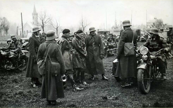 Stanisław Maczek wśród żołnierzy 10 Brygady Kawalerii podczas zajmowania Zaolzia w 1938 roku.