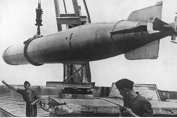 Reinhard Suhren służył jako 1. oficer wachtowy na U-48, później został dowódcą U-564 (na zdj. załadunek torped G7e na U-Boota).
