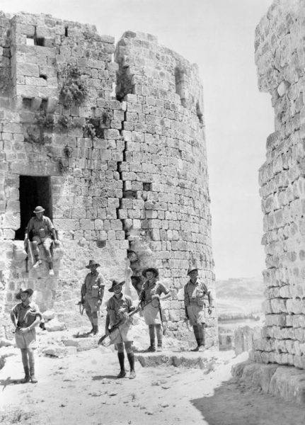 Australijscy żołnierze w ruinach średniowiecznego fortu krzyżowców w Sydonie, lipiec 1941 roku.