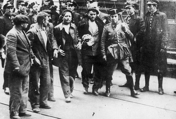 Po wyborach w 1933 roku w Hiszpanii rozpoczął się czas niepokojów (na zdj. robotnicy aresztowani podczas powstania asturyjskiego w 1934 roku).