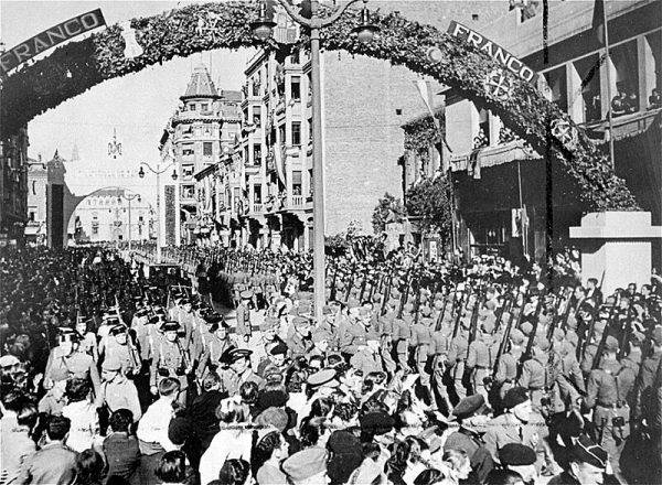 Niemieccy żołnierze należący do Legionu Condor podczas wojny domowej w Hiszpanii.