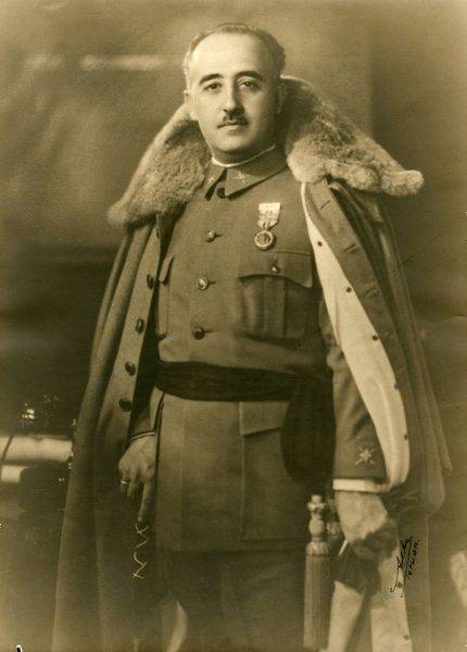 Na czele przewrotu wojskowego w 1936 roku stanął gen. Francisco Franco.