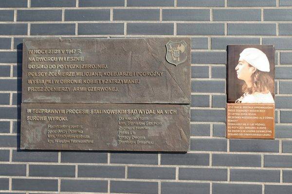 Tablice na ścianie dworca PKP w Lesznie, upamiętniające Zofię Rojuk i polskie ofiary potyczki z żołnierzami radzieckimi w maju 1947 roku.