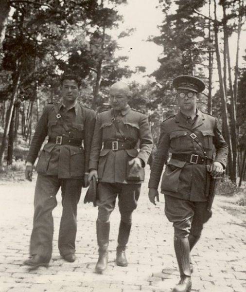 Gerharda oskarżono o udział w spisku na życie gen. Karola Świerczewskiego (pośrodku).