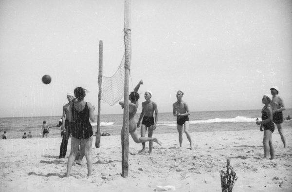 Władze zachęcały do aktywnego odpoczynku, toteż czymś normalnym były gry w siatkówkę na plaży czy przejażdżki rowerowe po okolicy.