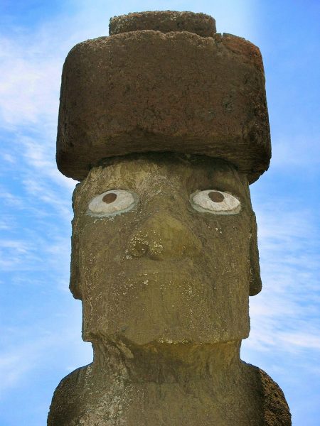 Moai w Ahu Tahai, posąg ma koralowe oczy i pukao.