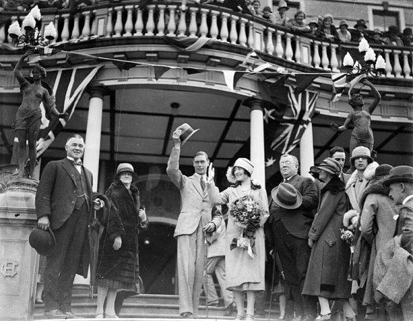 Para książęca szybko zaczęła reprezentować króla podczas wizyt w innych państwach (na zdj. podczas pobytu w Australii w 1927 roku).