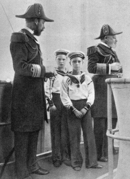 Książę Albert (drugi z prawej) z ojcem (po lewej), bratem (z tyłu) i dziadkiem (z prawej); ok. 1906 roku.