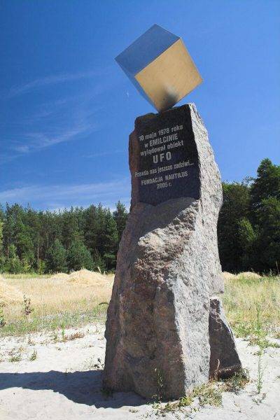 Pomnik UFO w Emilcinie.