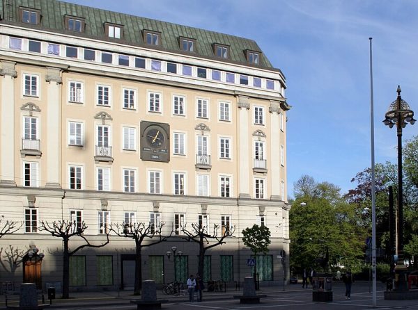 Widok dawnego budynku Kreditbanken przy Norrmalmstorg, gdzie doszło do napadu, od którego wziął nazwę syndrom sztokholmski.