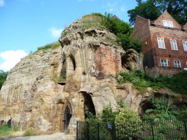 Pod słynnym angielskim Nottingham znajduje się rozbudowany system jaskiń.