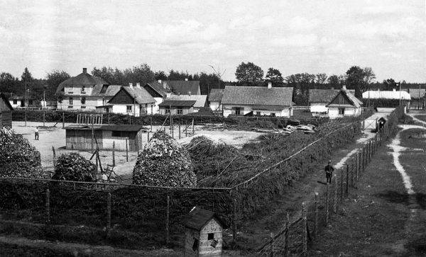 Obóz latem 1943 roku. Na pierwszym planie widoczny fragment obozu I, w tle budynki Vorlagru.