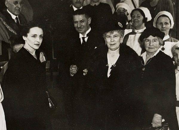 Ève Curie, Henri Coutard, królowa Maria